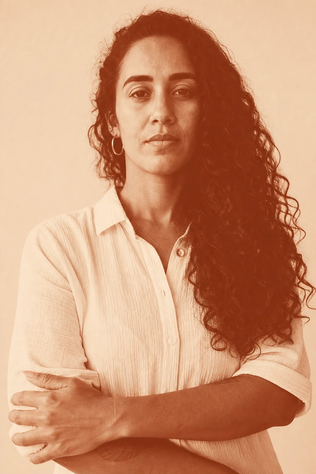 Retrato direto de Aline, mulher adulta com olhar sereno e determinado voltado à câmera, tratamento duotone terracota sobre fundo creme