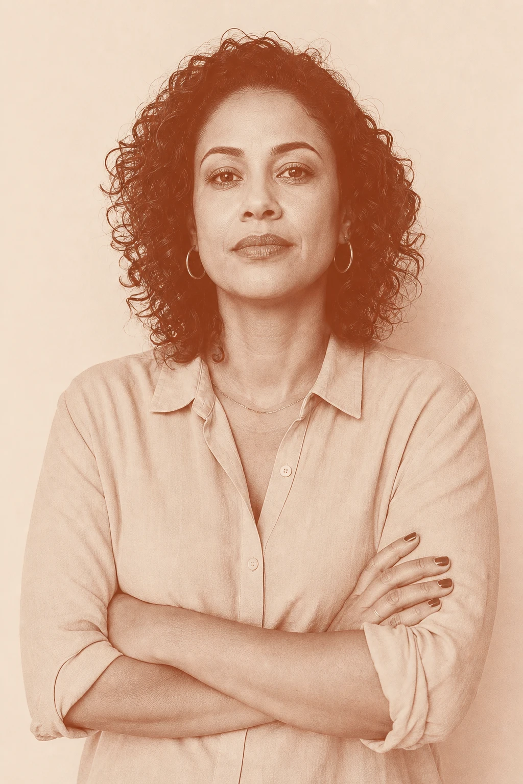 Retrato direto de Juliana, mulher adulta de expressão tranquila e firme, olhando para a câmera, duotone terracota e creme