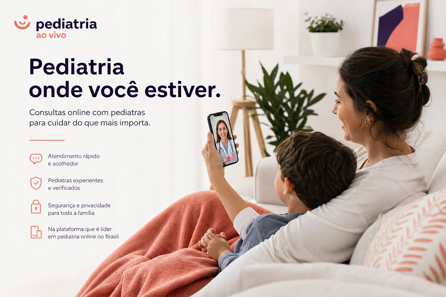 Dra. Júlia Mendonça em videochamada, sorrindo num ambiente claro, atendendo uma família pelo app de teleconsulta