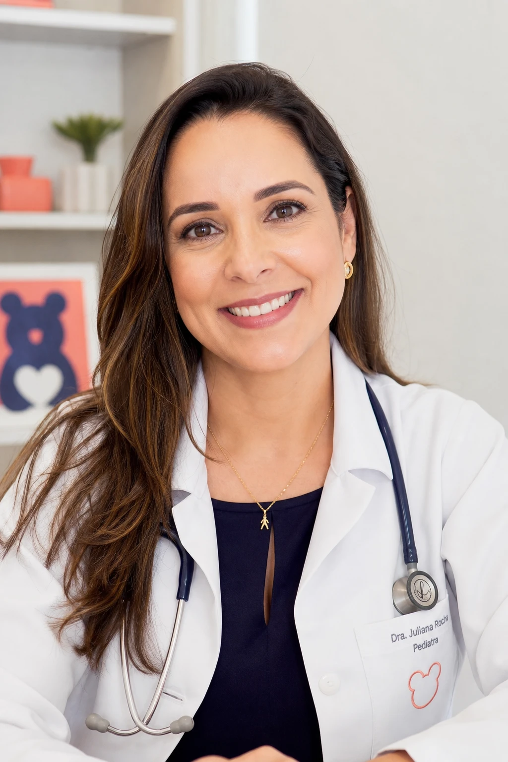 Retrato profissional da Dra. Júlia Mendonça, pediatra, com fundo claro neutro, jaleco e expressão acolhedora